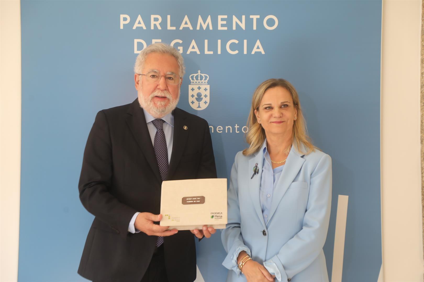 Foto da noticia: A valedora do Pobo entrega ao presidente do Parlamento o Informe Ordinario de 2023